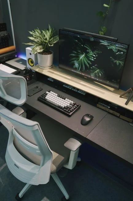 Un espace de travail moderne avec deux écrans d’ordinateur affichant des projets de conception web, mettant en avant la technologie et la productivité.
